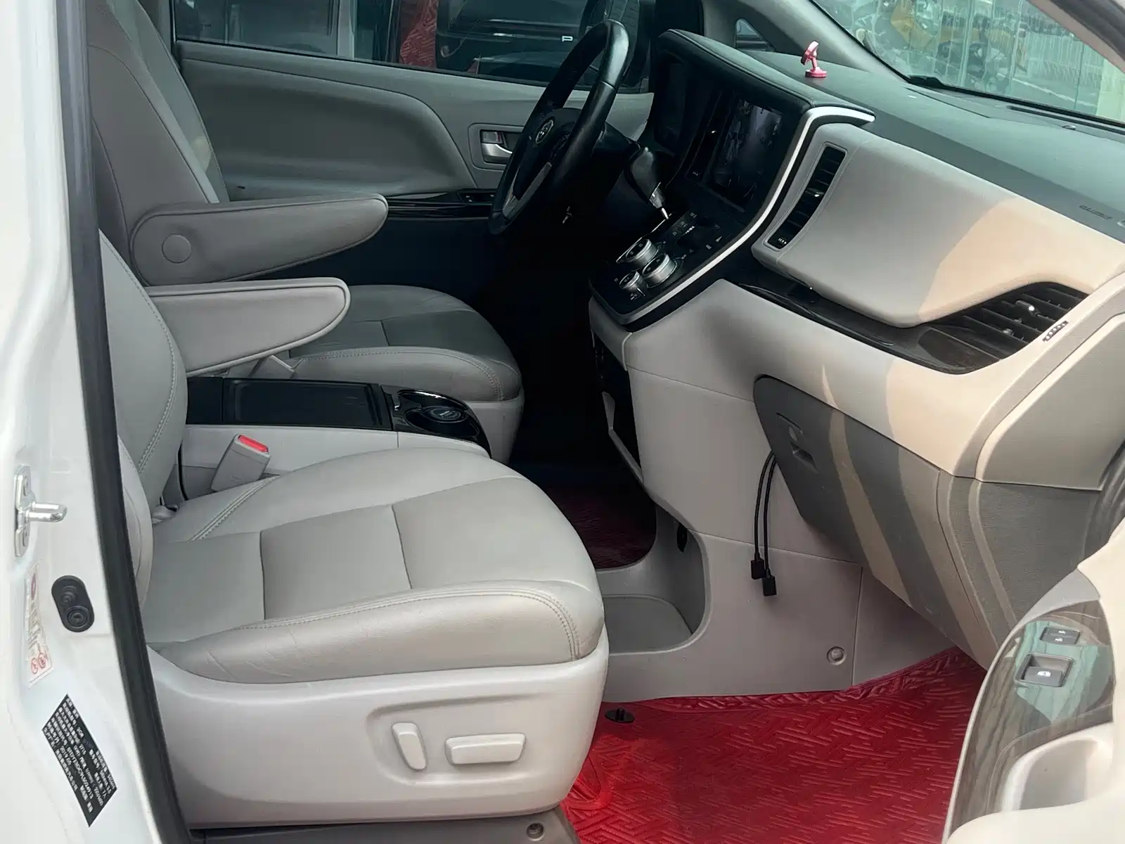 Photo 6 - Toyota Sienna