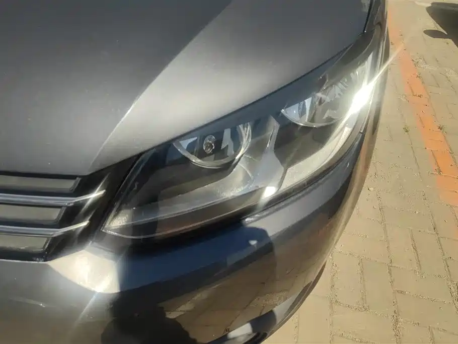 Volkswagen Touran 2011 1.4T DSG Smart Elegance 5-seater фото 5