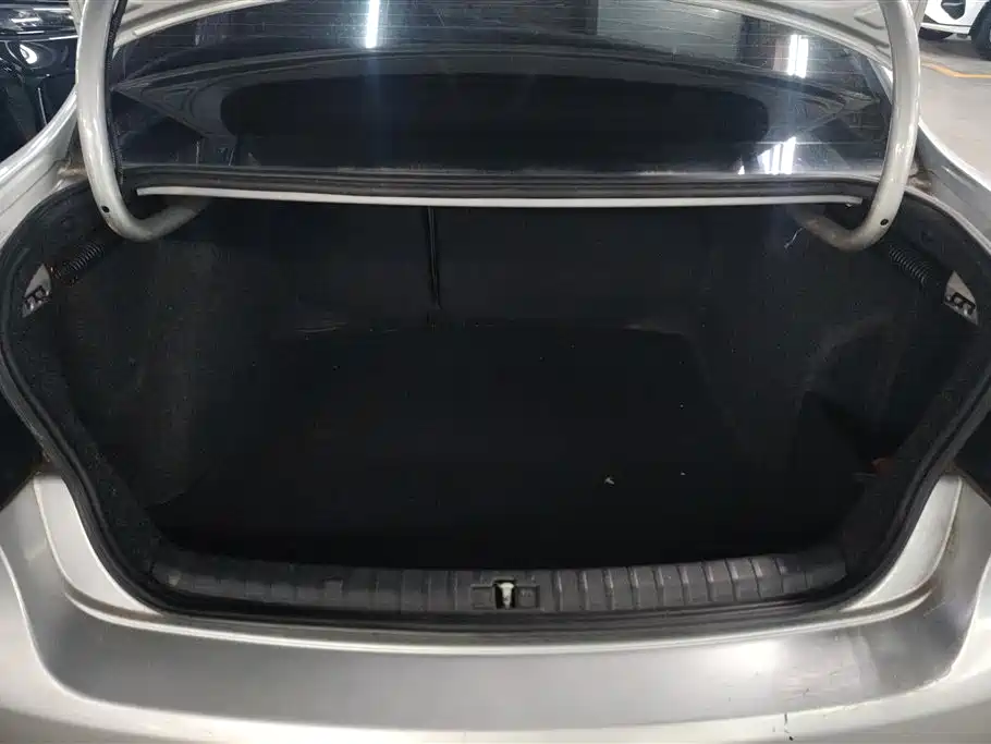 Volkswagen Bora 2012 1.6L Automatic Comfort Value Edition фото 4