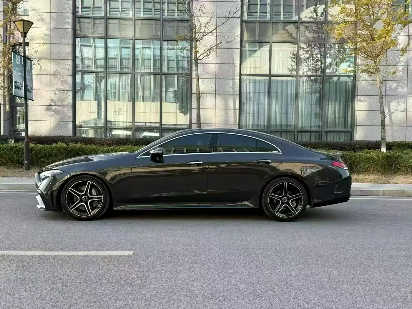 Mercedes-Benz CLS 2023 Model CLS 300 Luxury Version фото 2