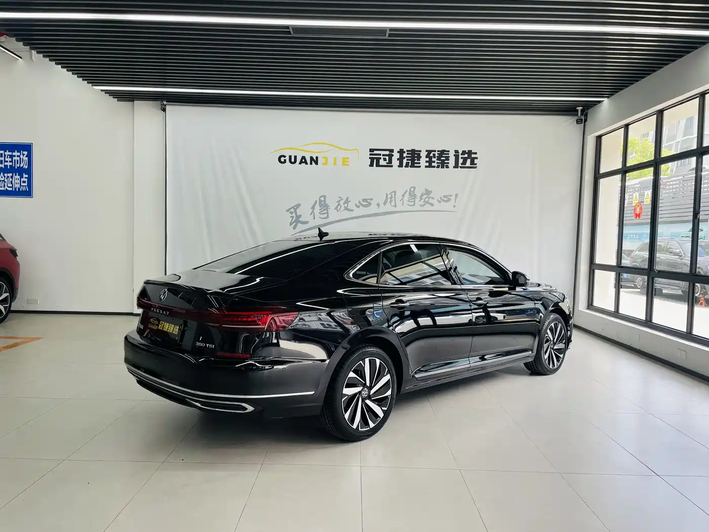 Volkswagen Passat 2023 380TSI Luxury Edition фото 17