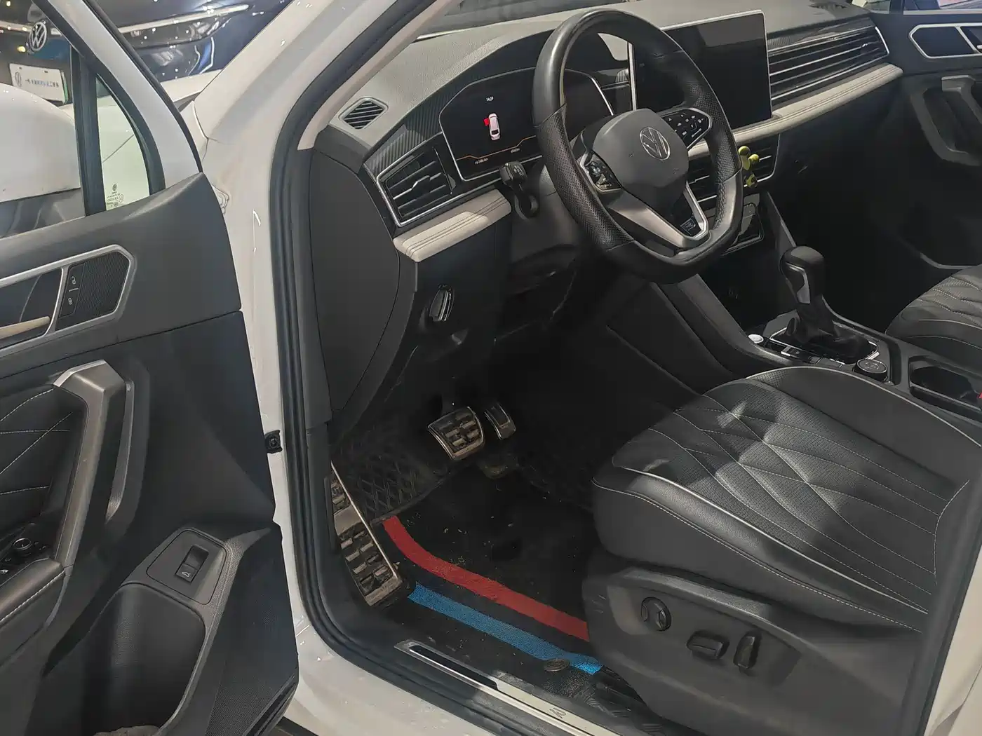 Volkswagen Tiguan L 2023 380TSI 4WD R-Line Premium 7-seater фото 2