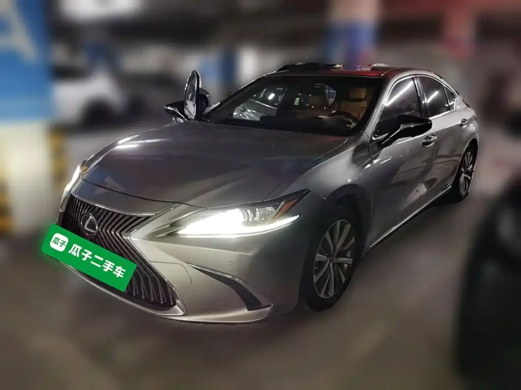 Фото 1 - Lexus ES