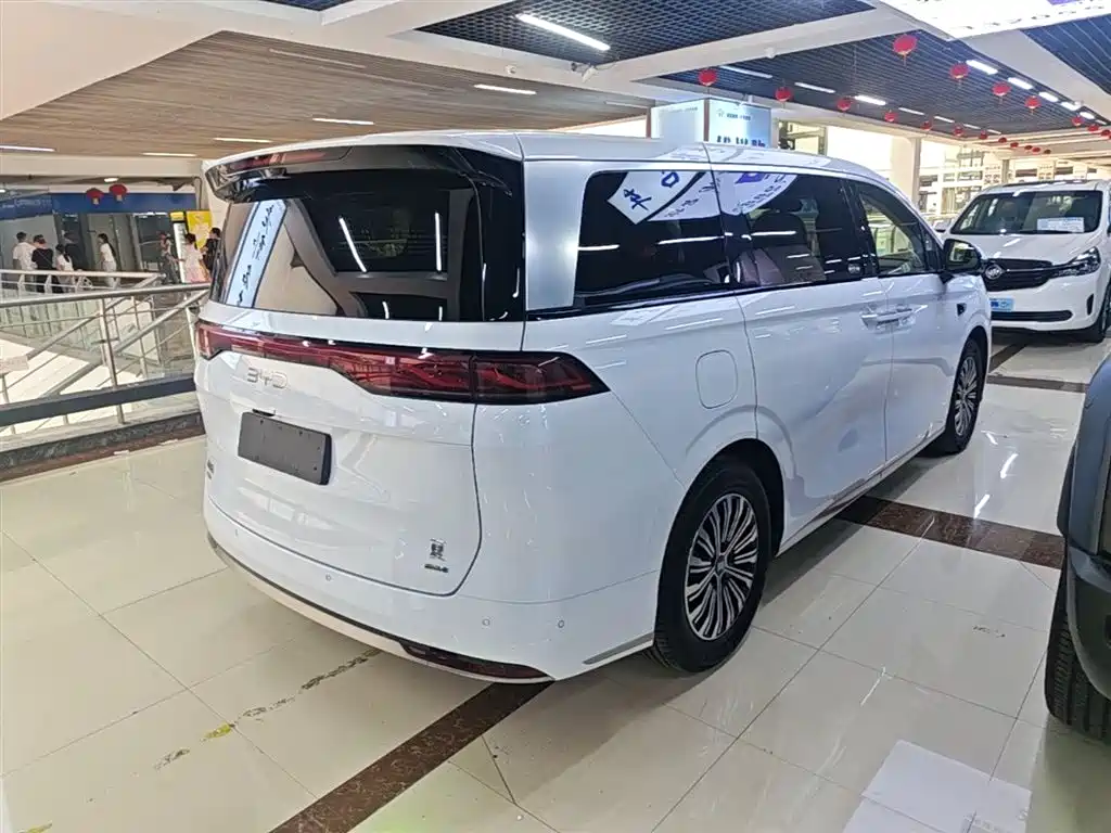 BYD Xia 2025 DM-i 1.5T 180km Surpass Edition фото 7