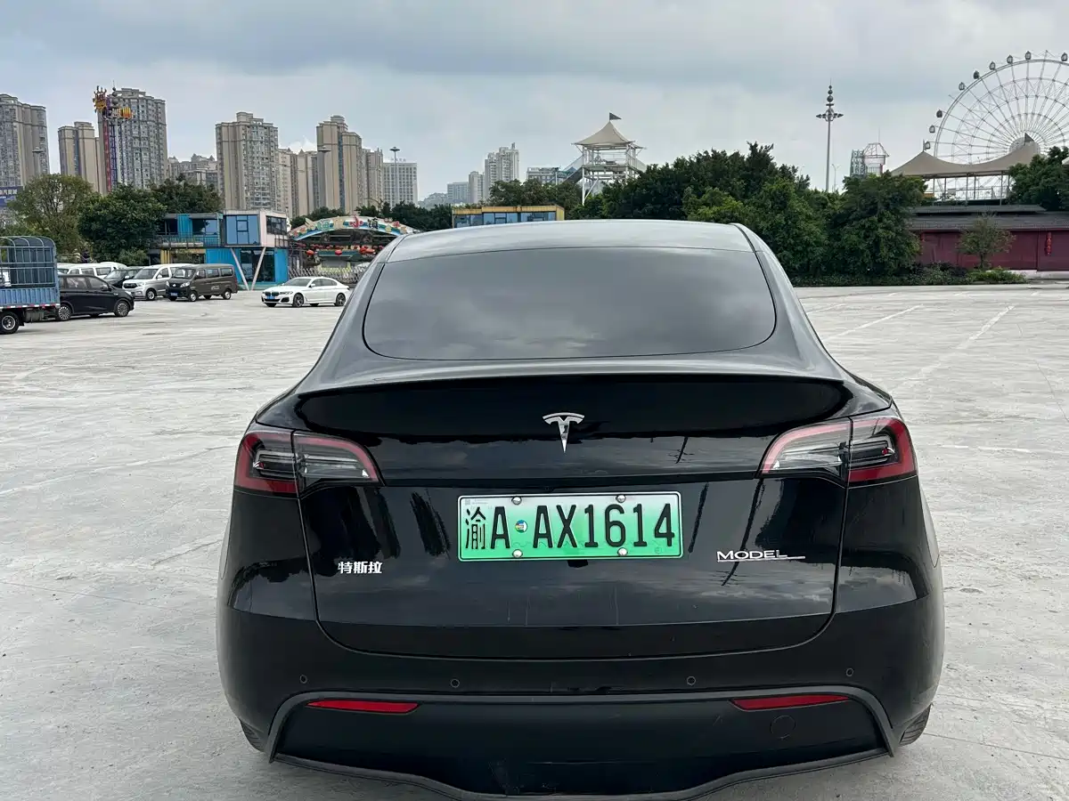 TESLA MODEL Y