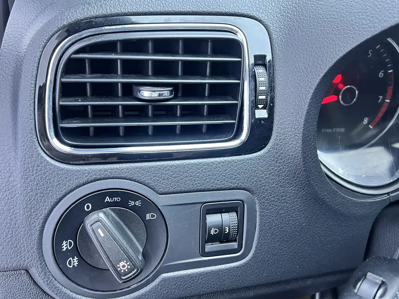 Volkswagen Polo 2014 1.6L Automatic 30th Anniversary Edition фото 17