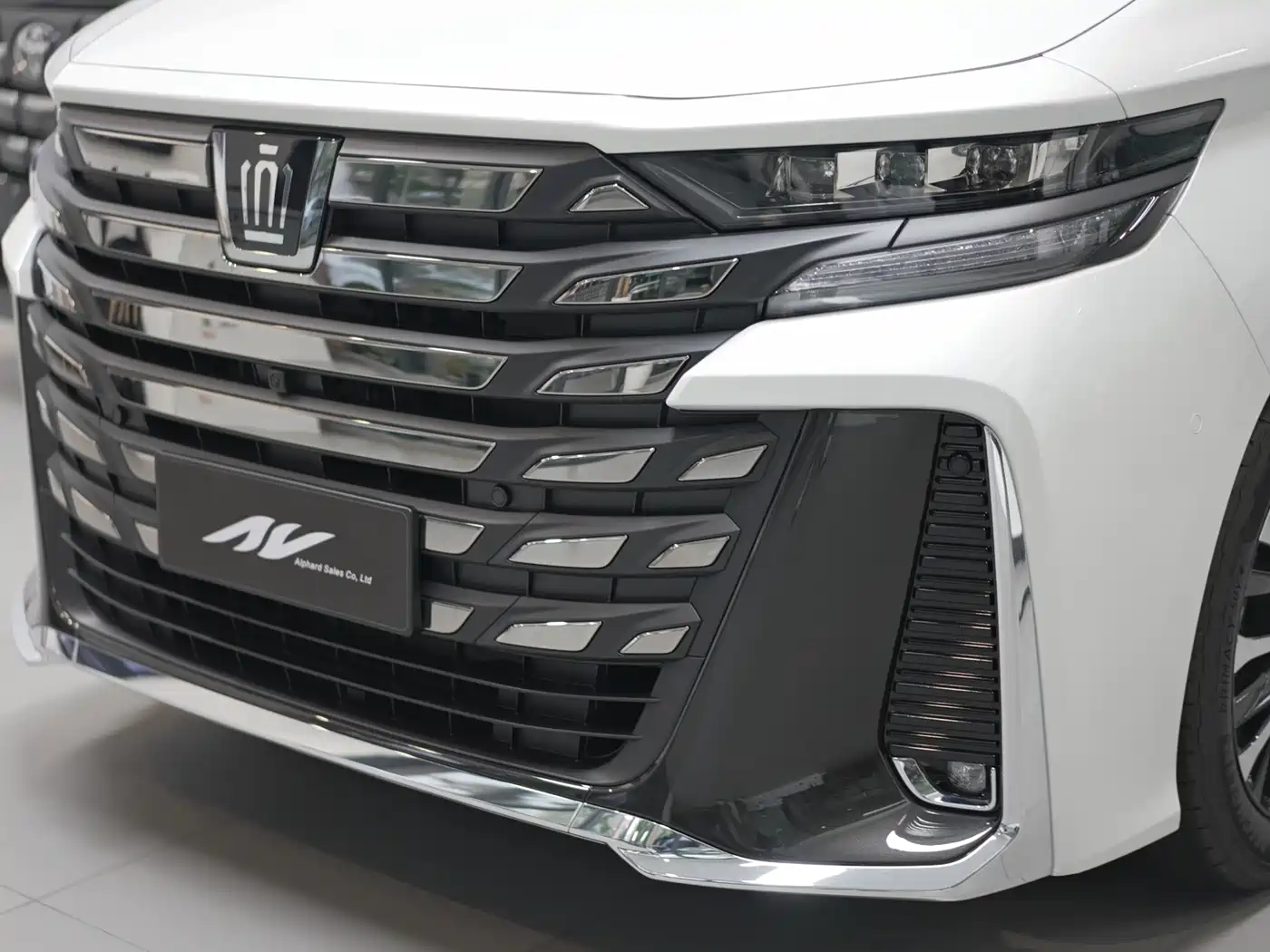 Toyota Vellfire 2024 Crown Hybrid 2.5L Executive Premium Edition фото 4