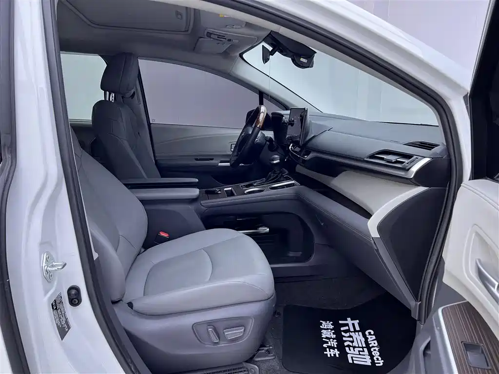 Toyota Granvia 2023 2.5L Hybrid Luxury Edition фото 19