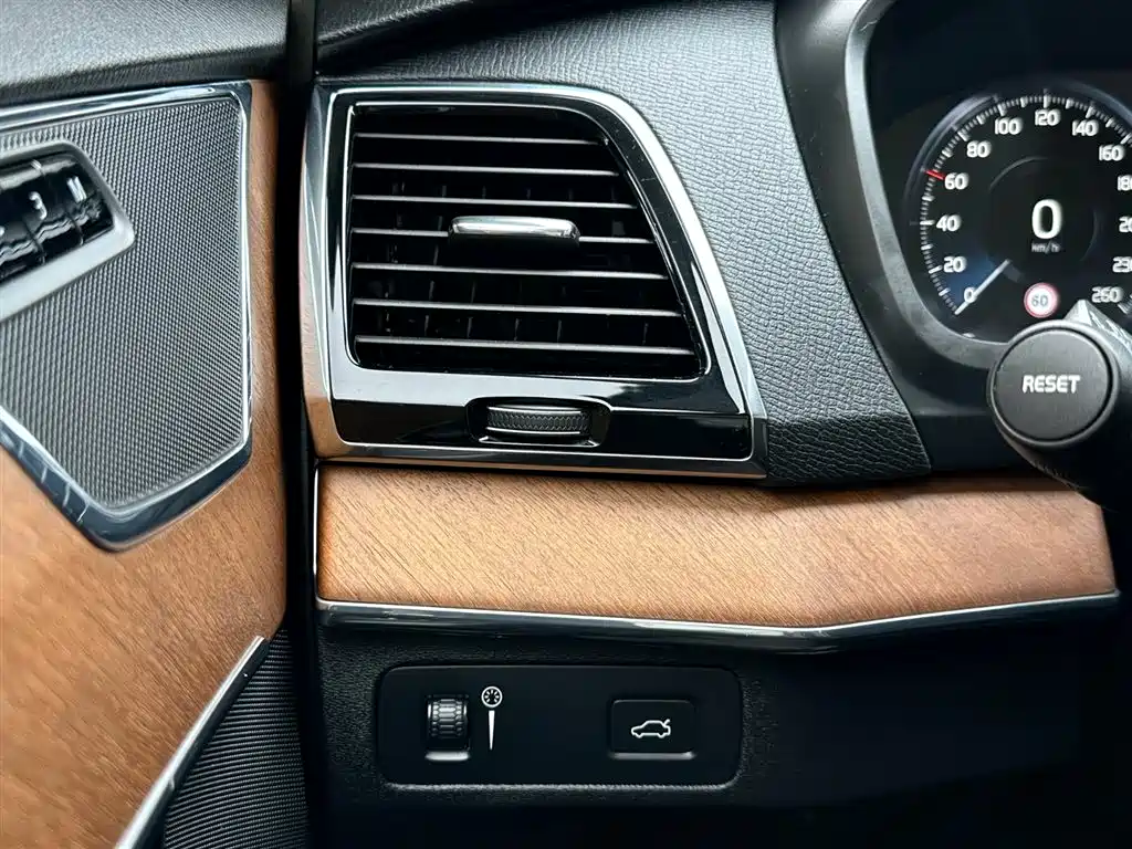 Фото 22 - Volvo XC90