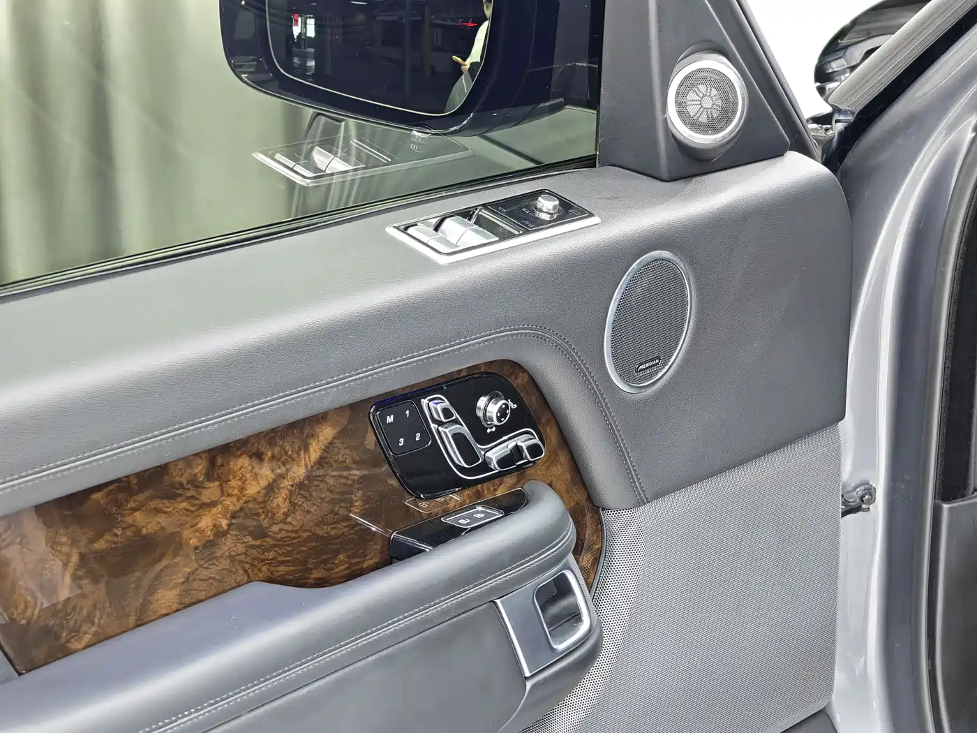 Land Rover Range Rover 2021 3.0 L6 Heritage Extended Classic Edition фото 9