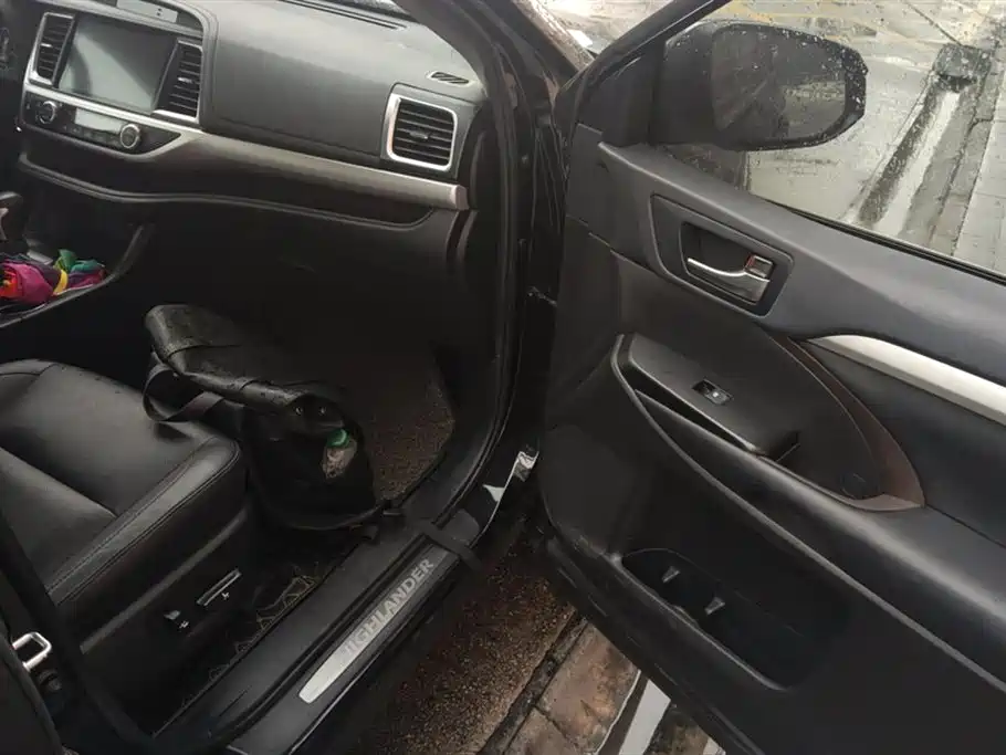 TOYOTA HIGHLANDER