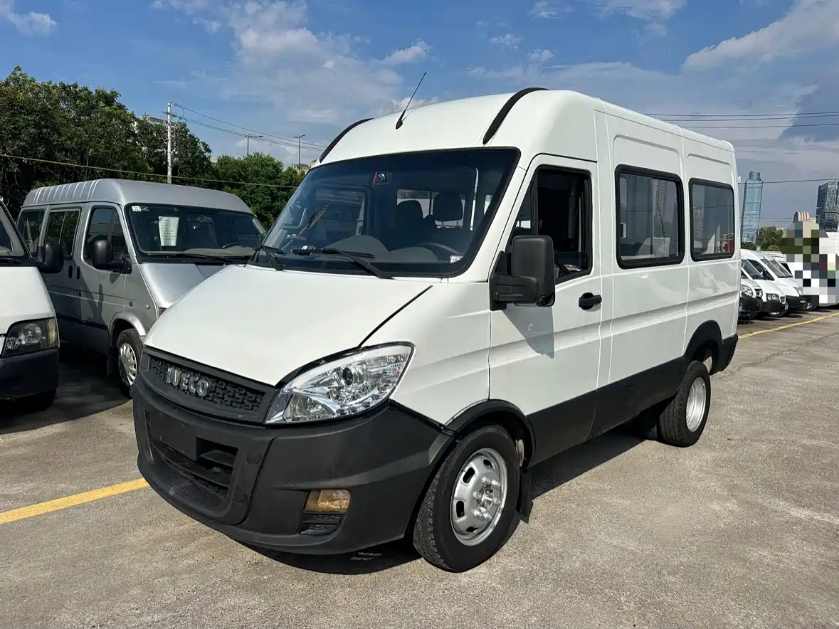 Iveco Bodhi 2018 2017 2.5T Classic A32 Bus Medium Roof 6-7 Seater 47Z5