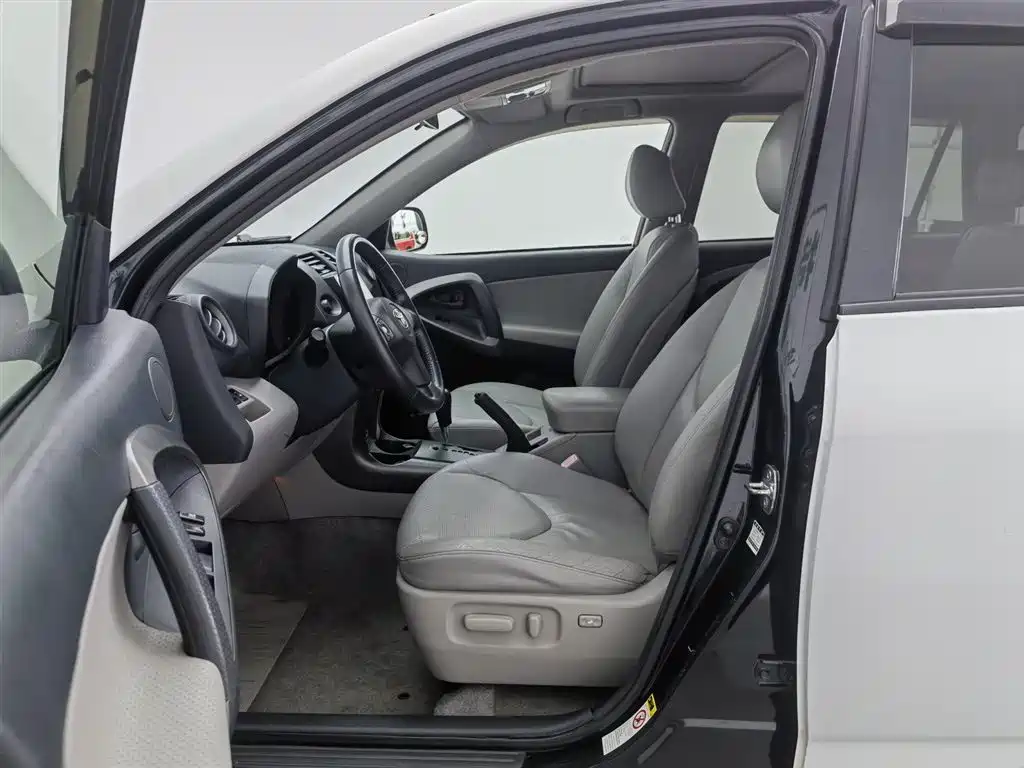 Toyota RAV4 Rongfang 2010 2.0L Automatic Luxury Upgrade Edition фото 10