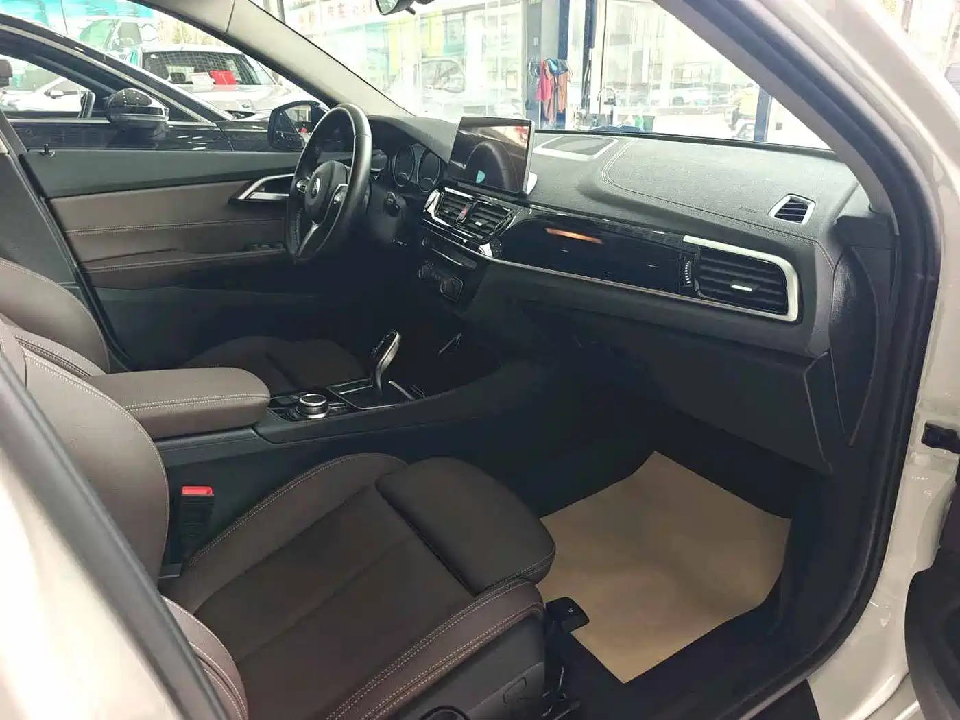 BMW 1 Series 2023 120i M Sport Shadow Edition фото 11