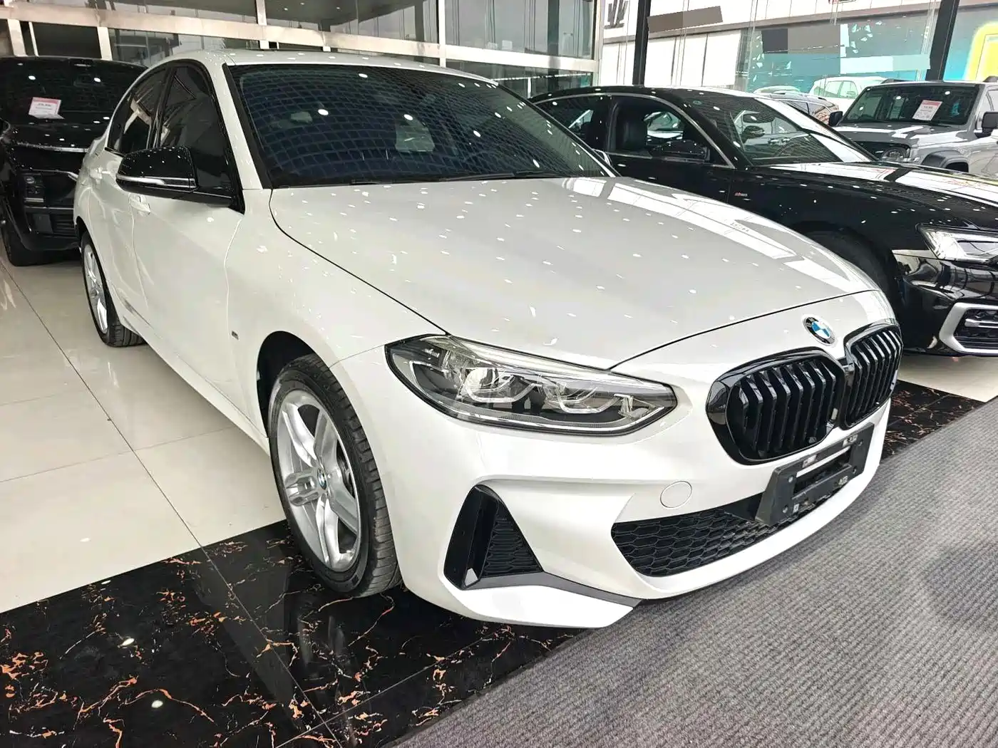 BMW 1 Series 2023 120i M Sport Shadow Edition фото 3