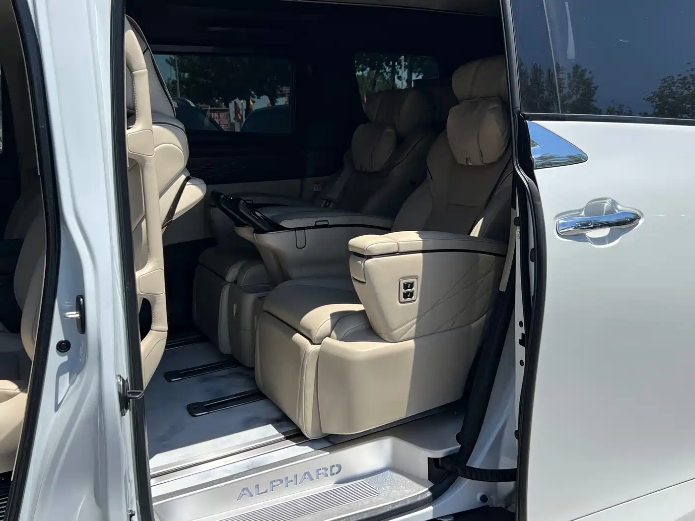 Toyota Alphard 2024 Hybrid 2.5L Ultimate Enjoyment Edition фото 6