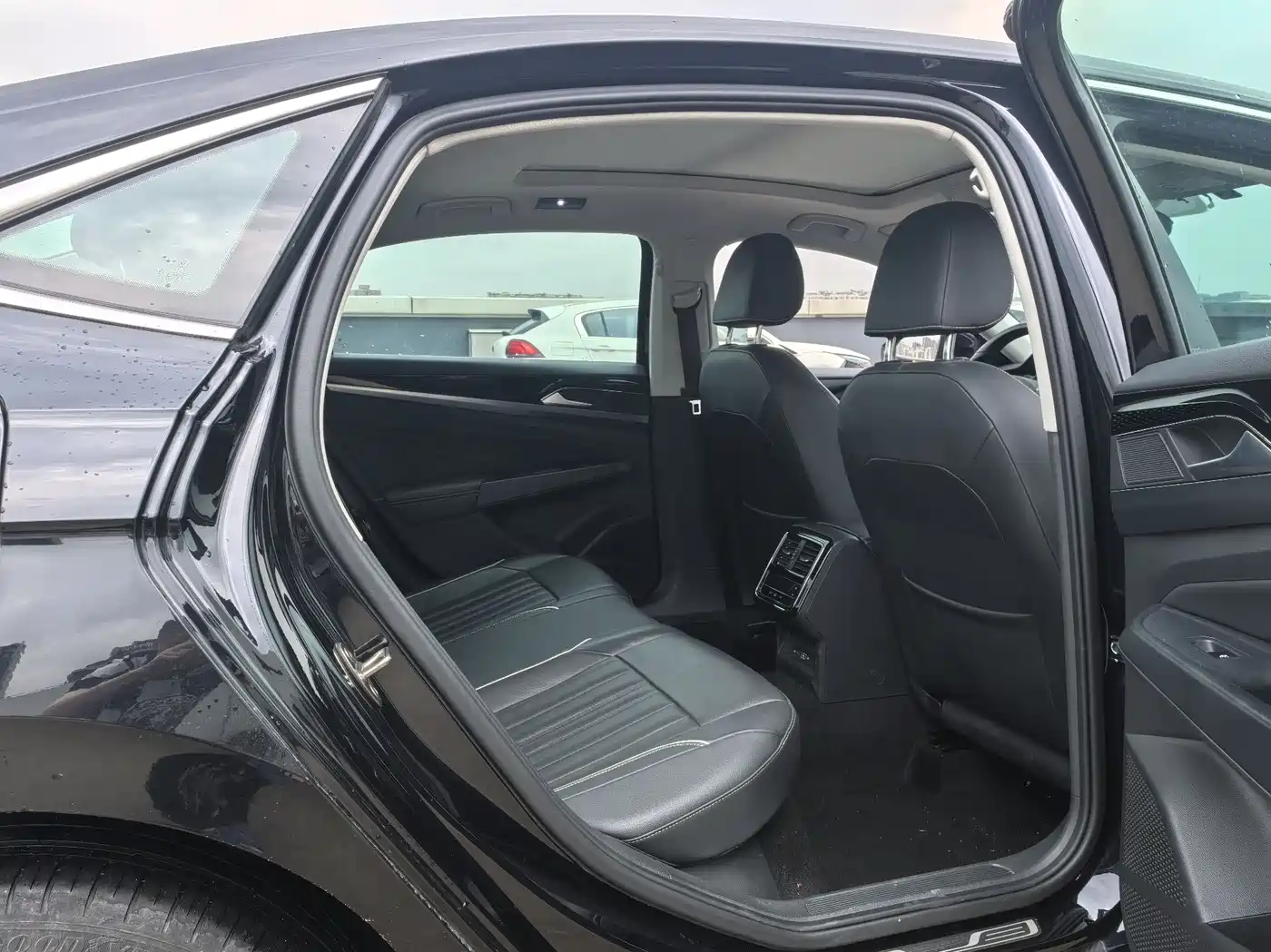 Volkswagen Passat 2022 330TSI Starlight Elite Edition фото 14