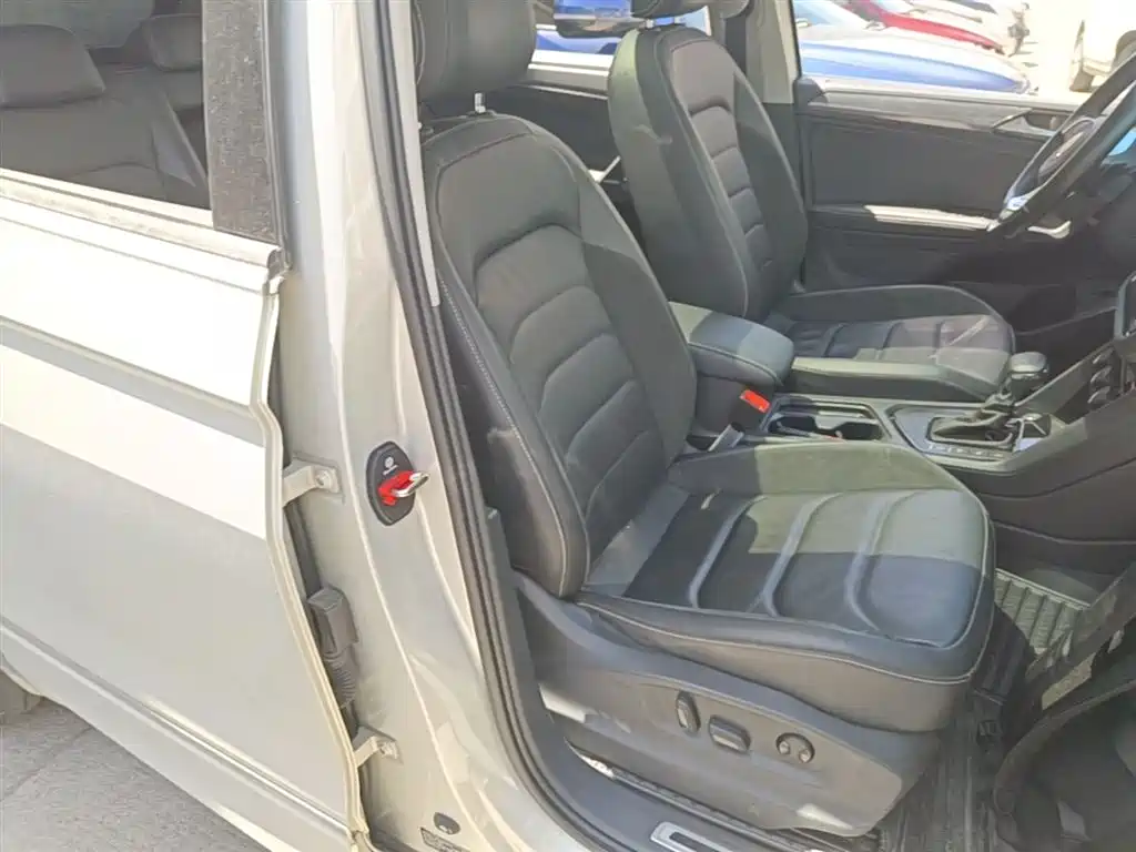 Volkswagen Tiguan L 2021 330TSI Automatic 2WD R-Line Premium фото 24