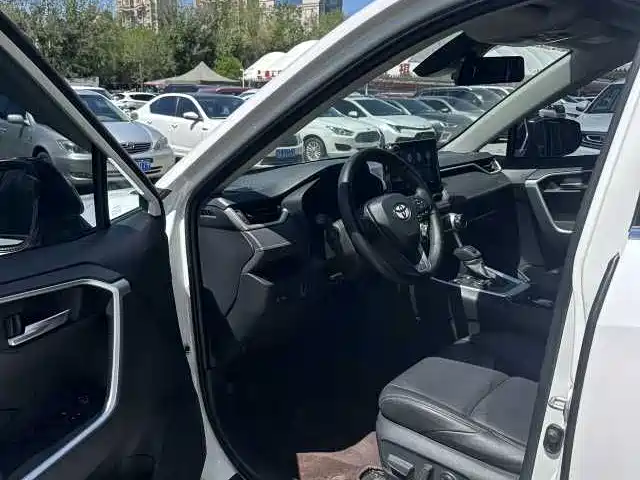 Toyota Wildlander 2020 Hybrid 2.5L E-CVT AWD Luxury Edition фото 4