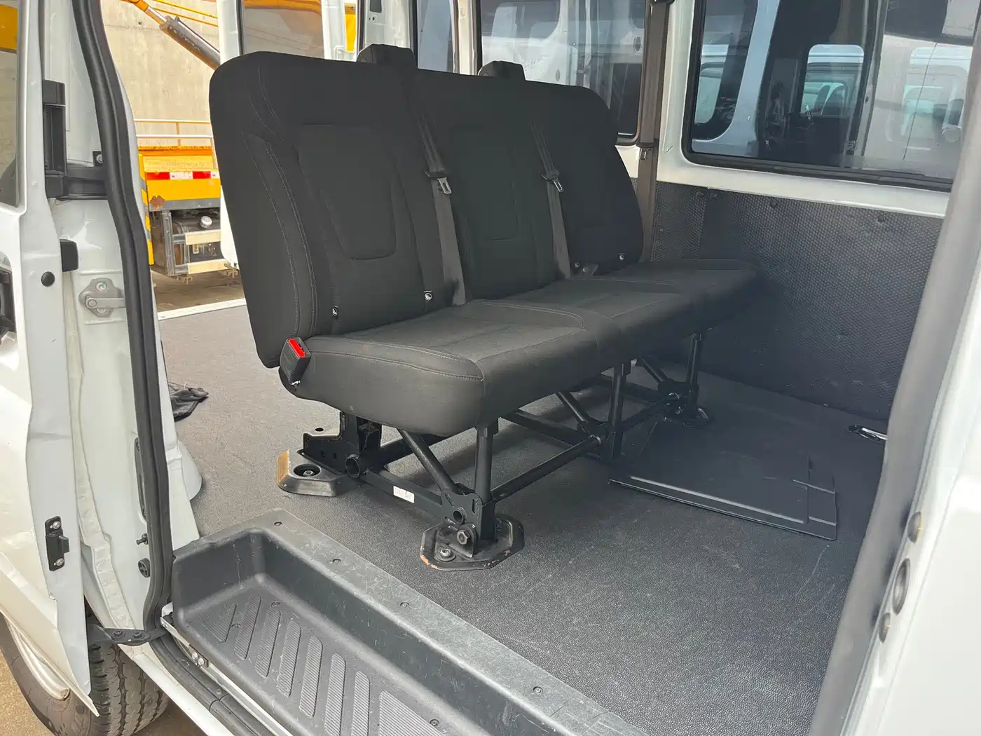 Jiangling JMC Fushun 2024 2024 2.0T Manual Diesel Short Wheelbase Low Roof Commercial MPV 5-seater (Dual-opening Tailgate)