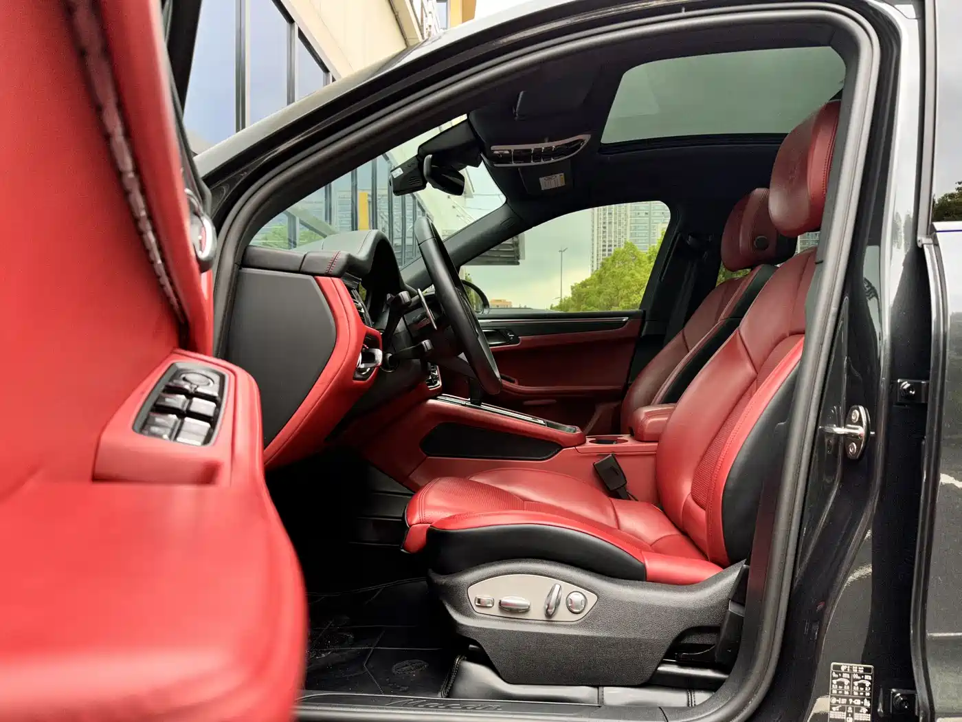 PORSCHE MACAN