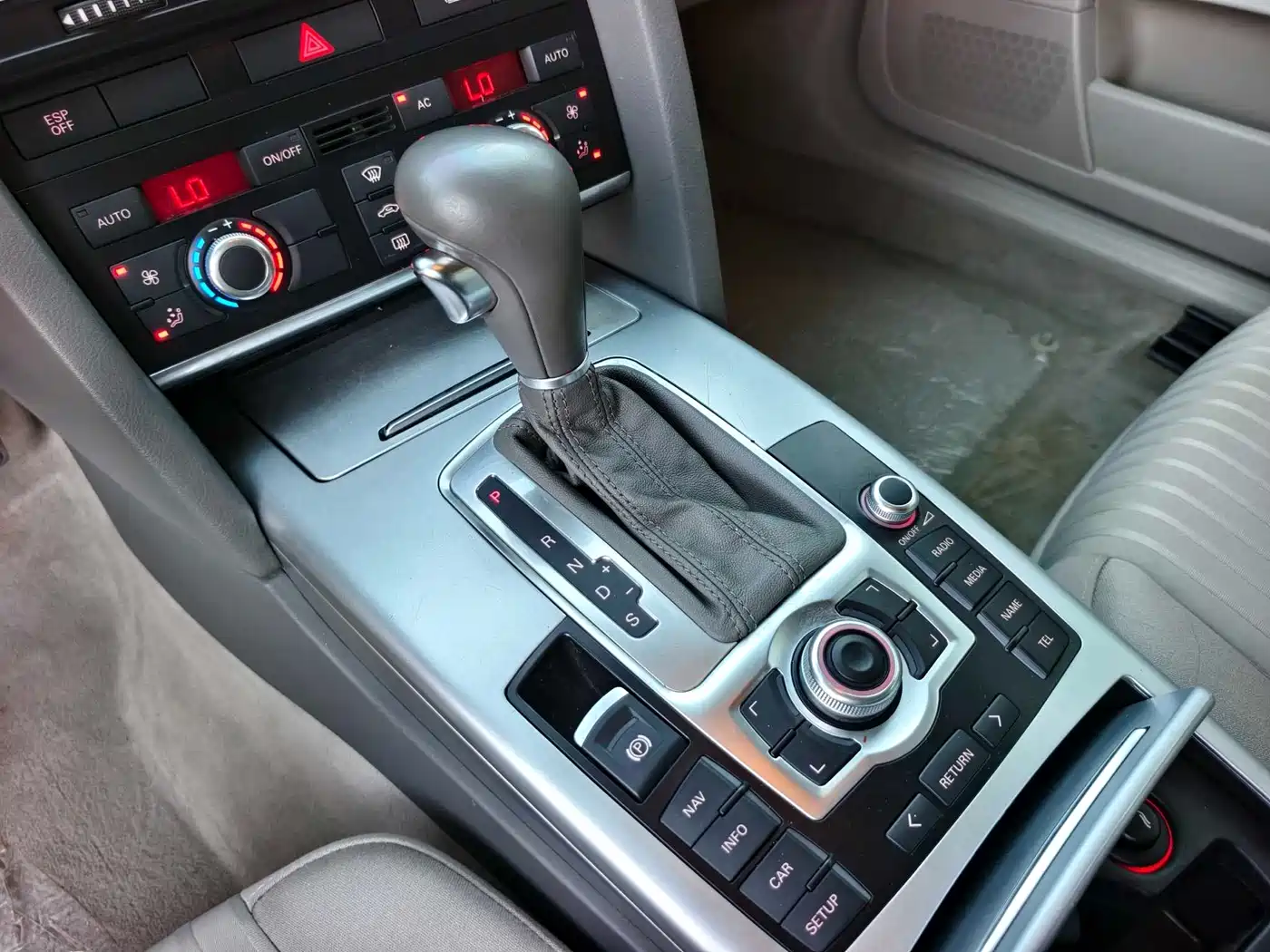 Audi A6L 2011 2.0 TFSI Automatic Comfort фото 5