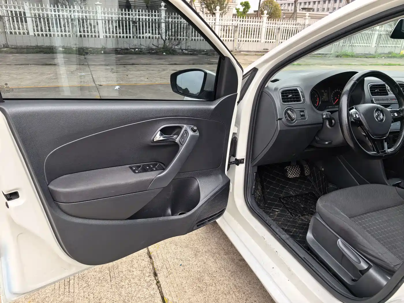 Volkswagen Polo 2016 1.6L Automatic Luxury фото 11