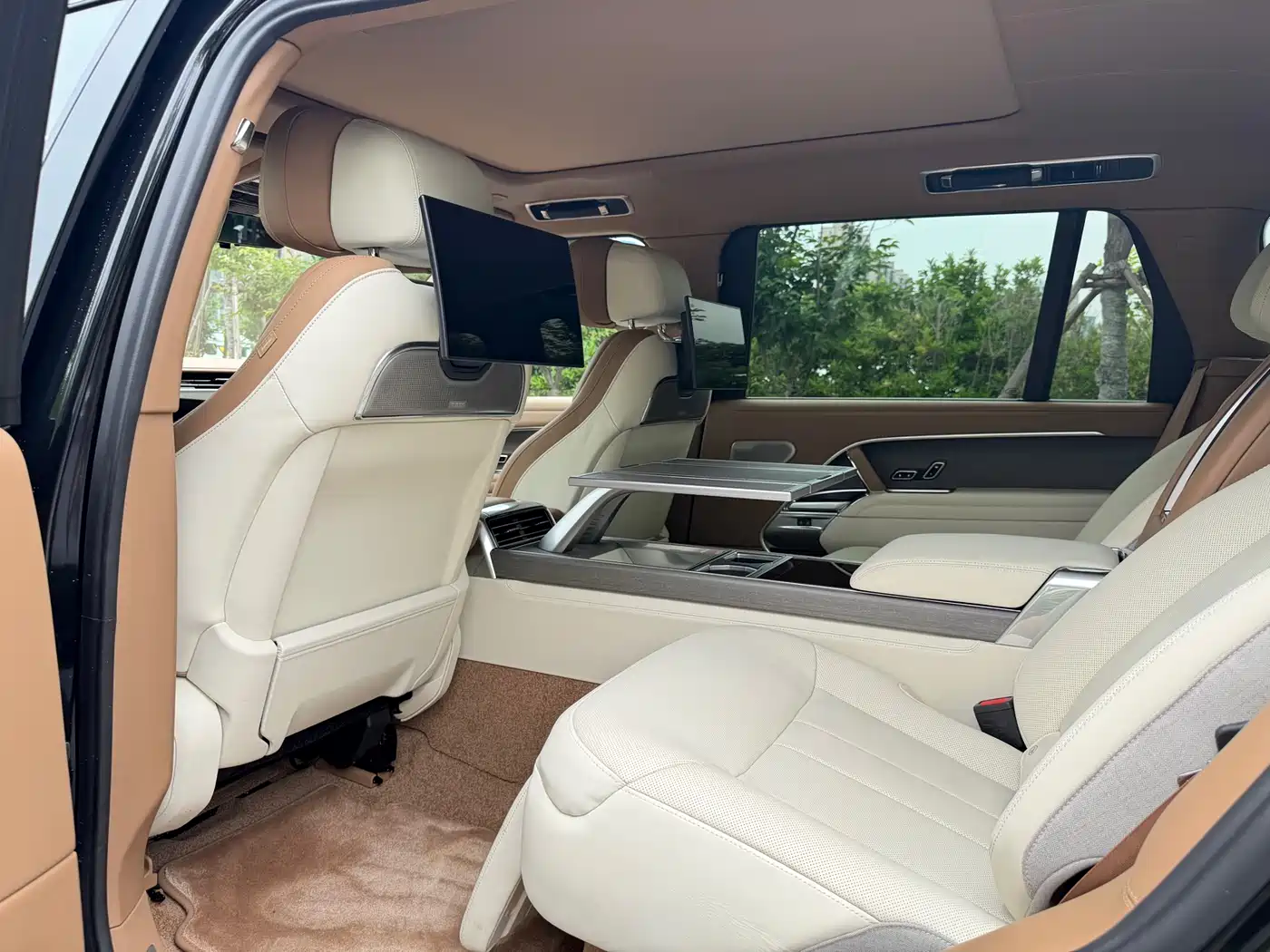Land Rover Range Rover 2024 3.0 L6 400PS SV Prestige Genesis Extended 4-Seater фото 9