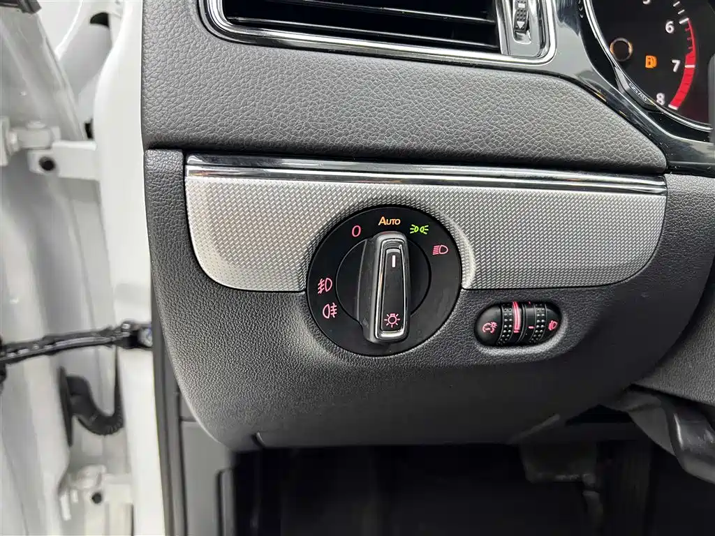 Volkswagen Sagitar 2018 1.6L Automatic Comfort фото 14