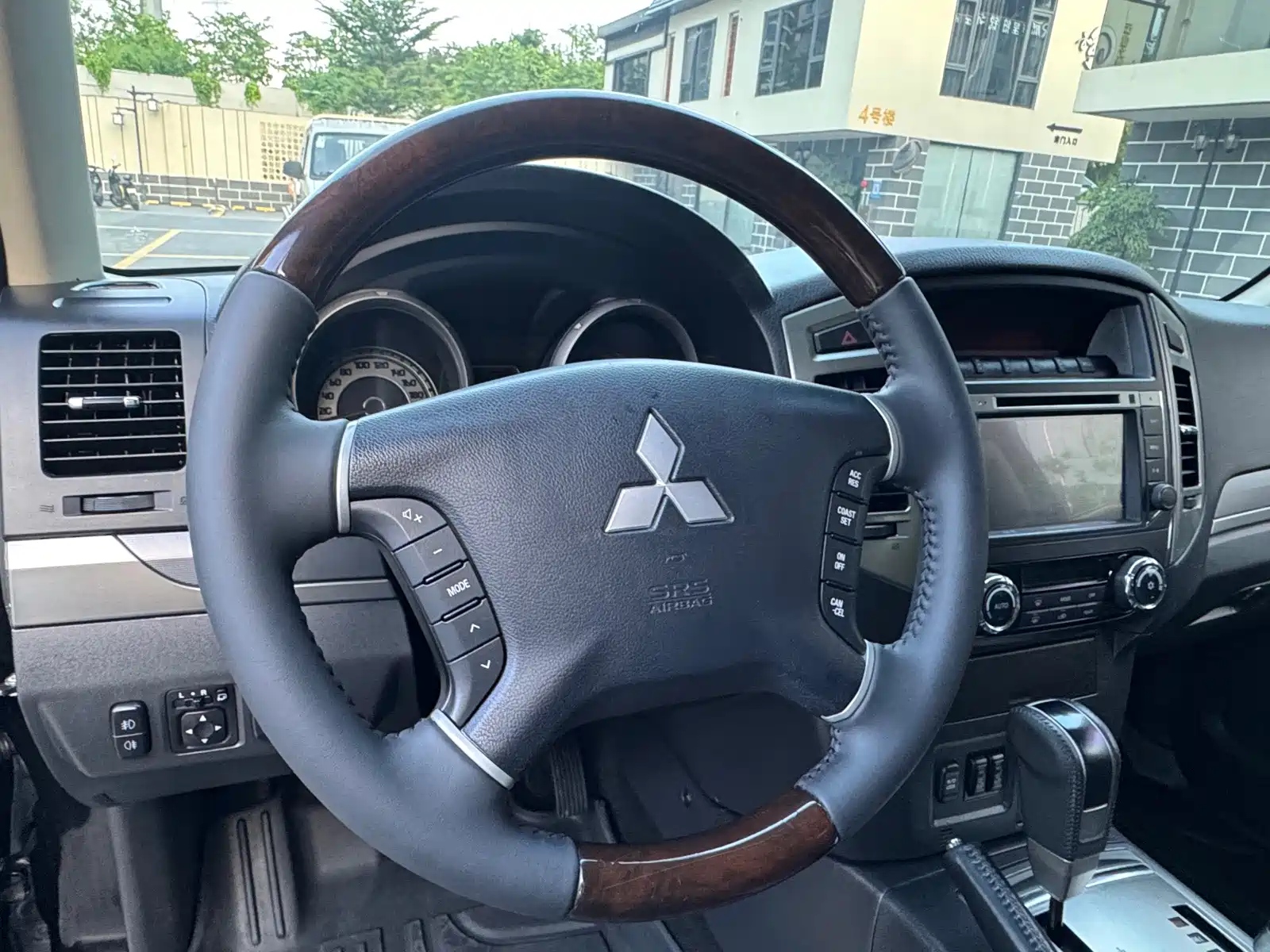 صورة 12 - Mitsubishi Pajero (Import)