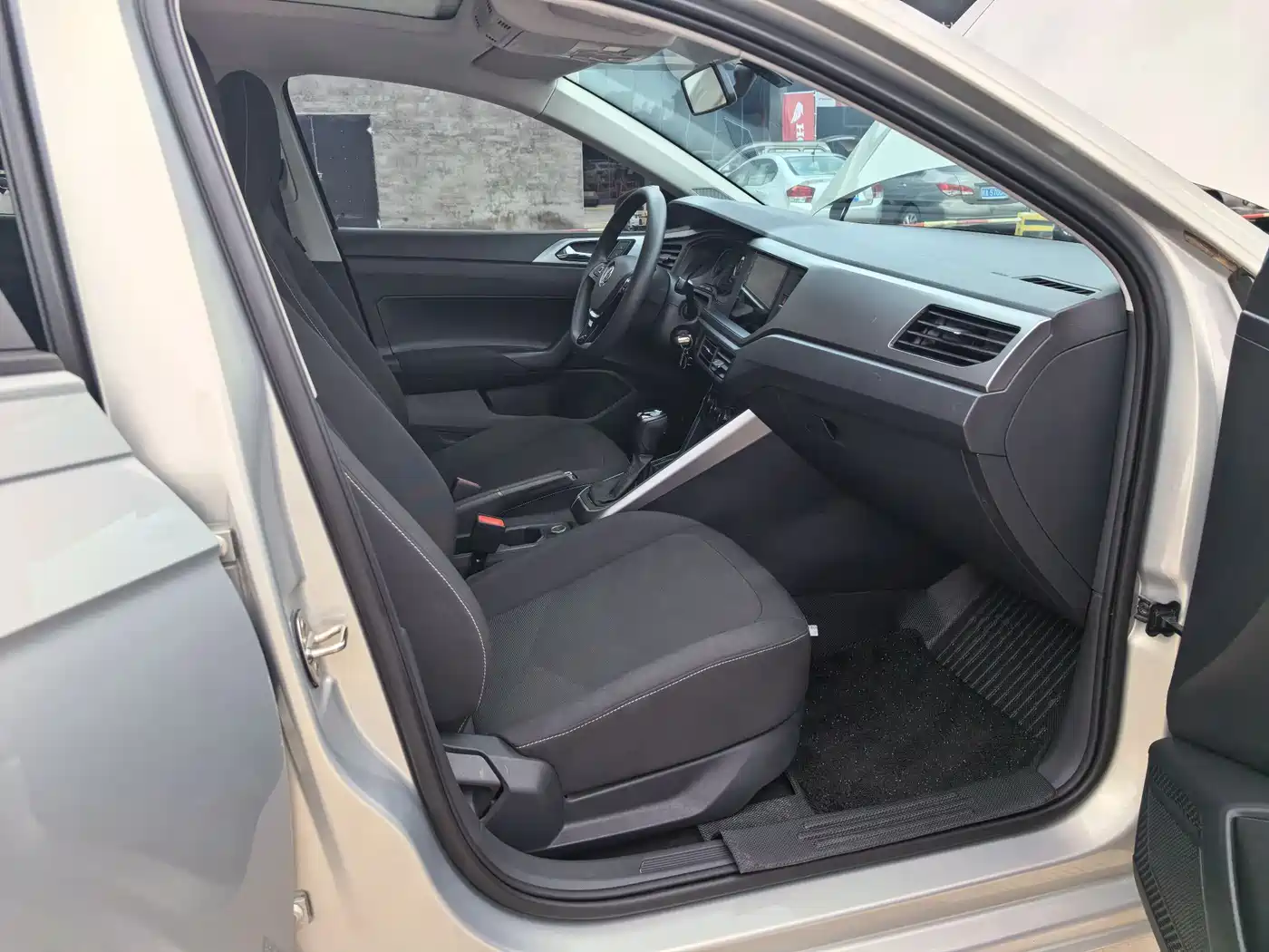 Volkswagen Polo 2019 Plus 1.5L Automatic Panorama Enjoyment Edition фото 16