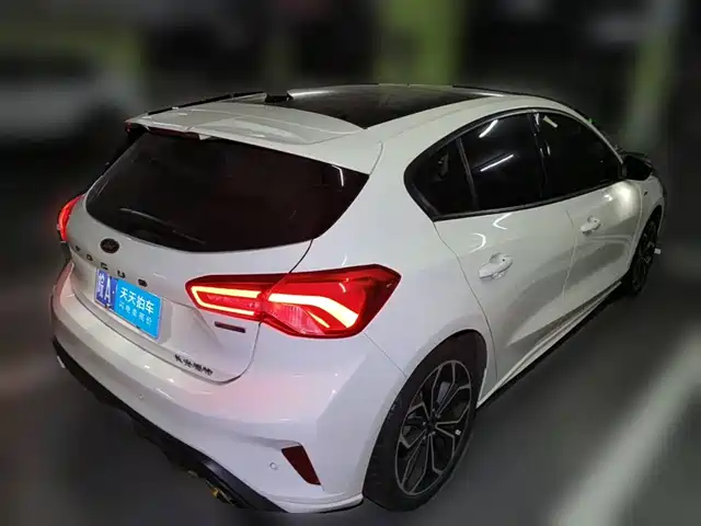 Ford Focus 2021 Hatchback EcoBoost 180 Automatic ST Line — фото 2