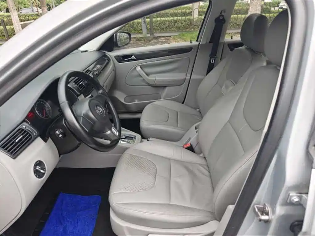 Volkswagen Bora 2012 1.6L Automatic Luxury Model фото 5