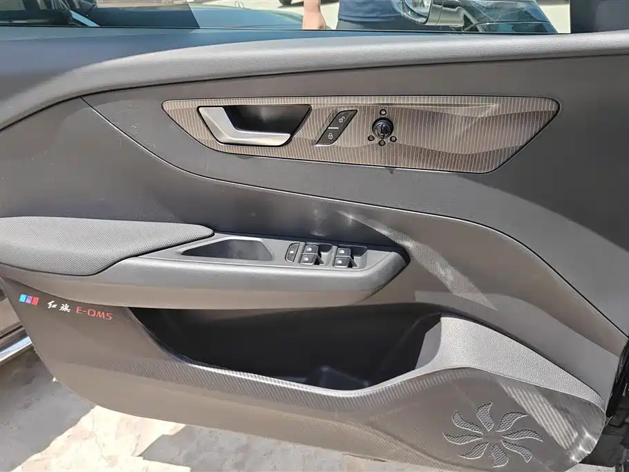 Hongqi E-QM5 2022 431km Charging Enjoyment Edition фото 7