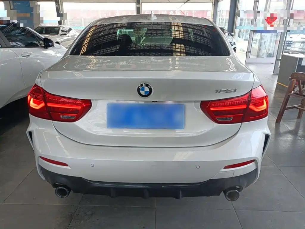 BMW 1 Series 2022 125i M Sport Shadow Edition фото 4