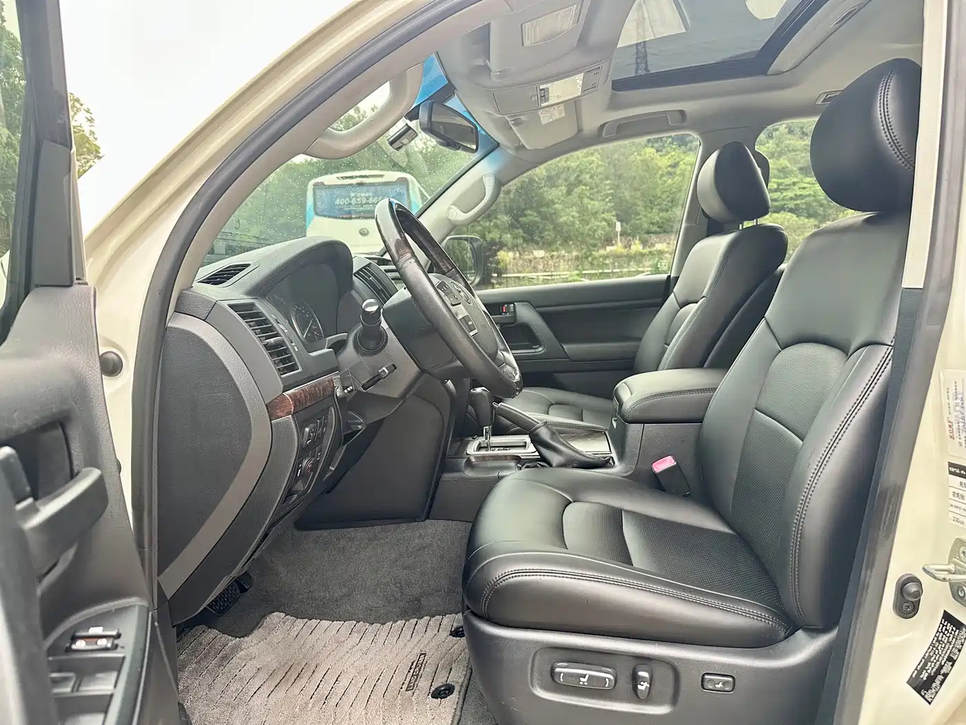 Toyota Land Cruiser (Import) 2015 4.0L V6 Middle East Limited Edition фото 11