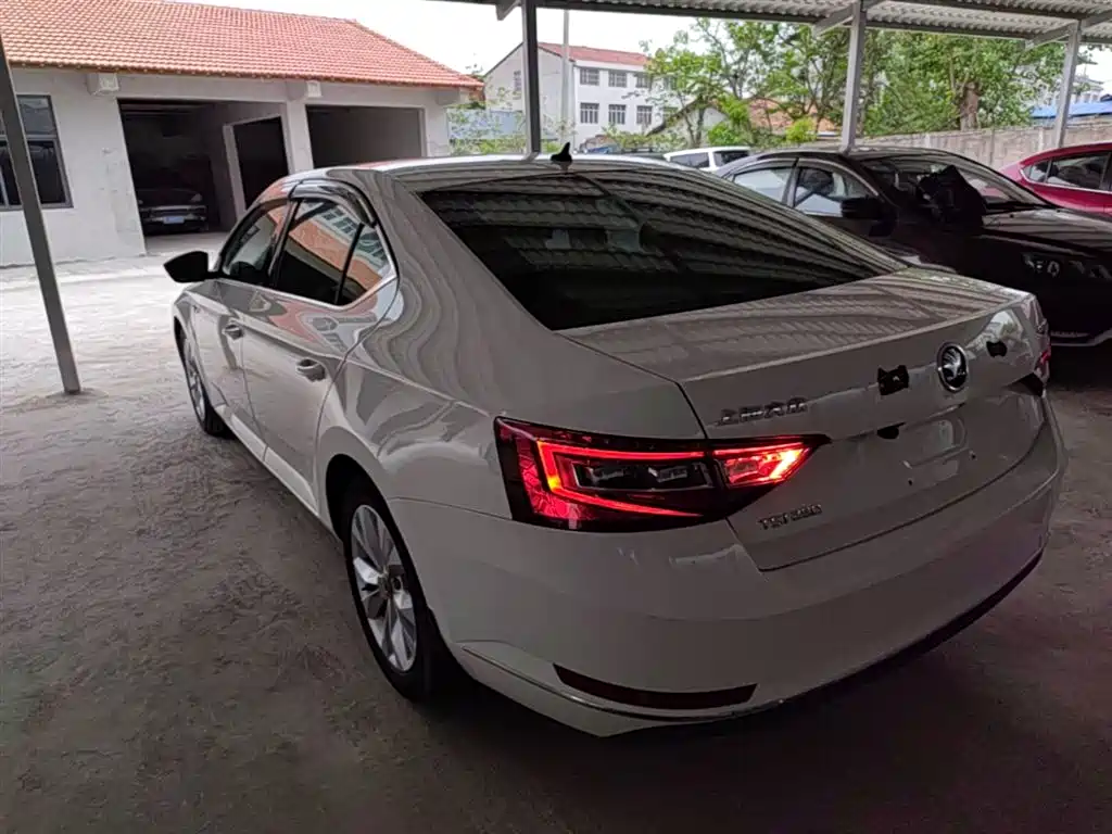 Škoda Superb 2016 TSI280 DSG Pioneer Edition фото 5