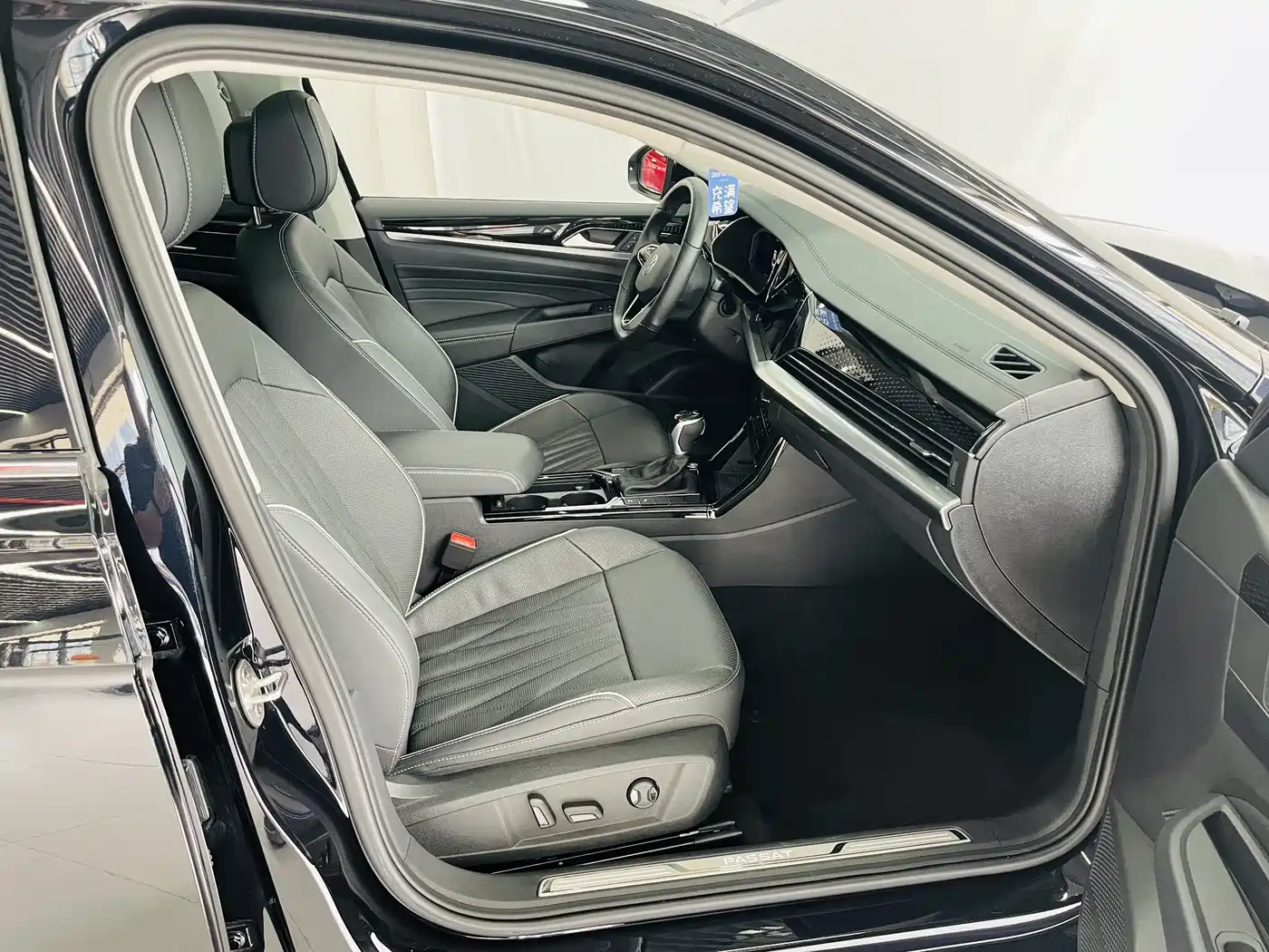 Volkswagen Passat 2023 380TSI Luxury Edition фото 12