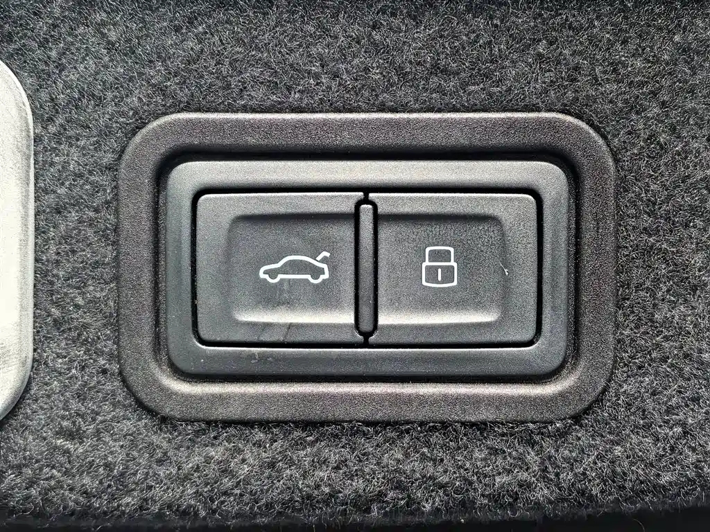 Photo 29 - Audi A8