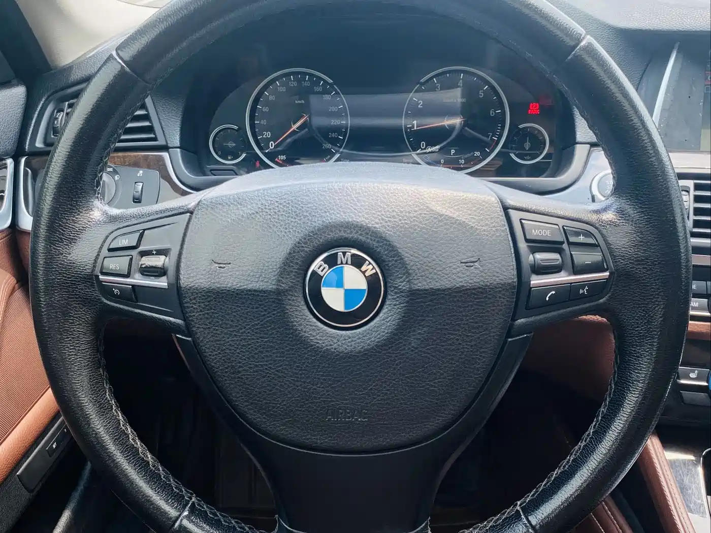BMW 5 Series 2014 525Li Leading фото 16