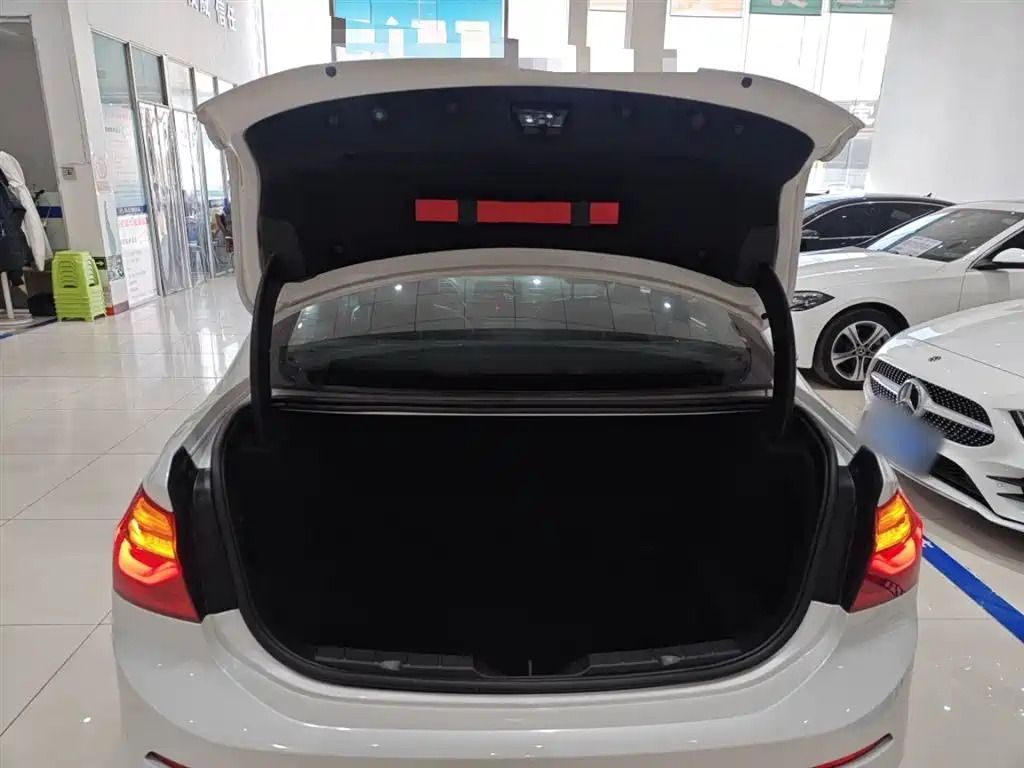 BMW 1 Series 2018 118i Sport Edition фото 19