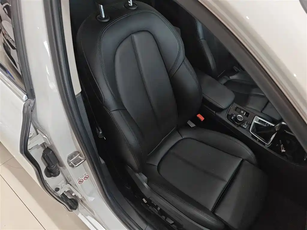 BMW 1 Series 2018 118i Sport Edition фото 25