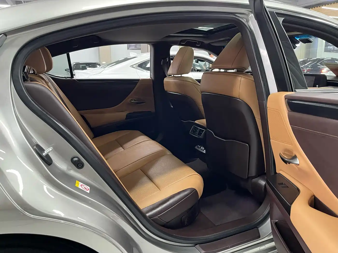 Lexus ES 2018 300h Excellence Edition China V фото 6