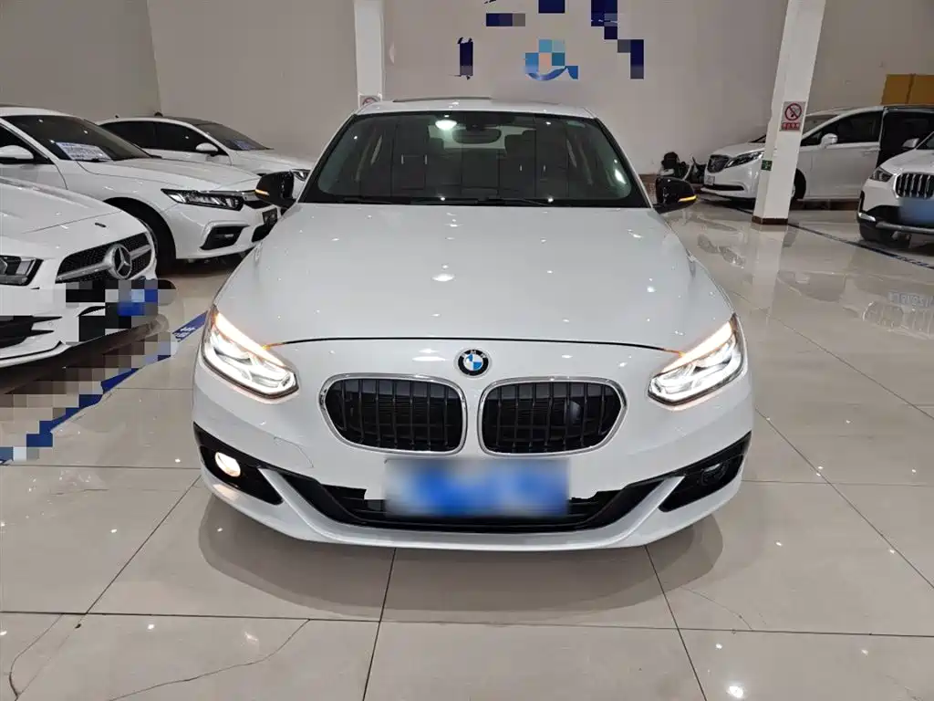 BMW 1 Series 2018 118i Sport Edition фото 3