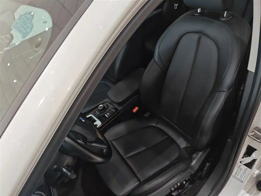 BMW 1 Series 2018 118i Sport Edition фото 15
