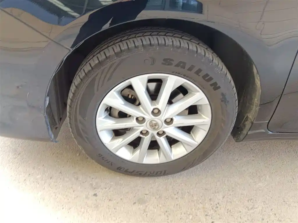 Toyota Camry 2015 2.0G Leading Edition фото 23