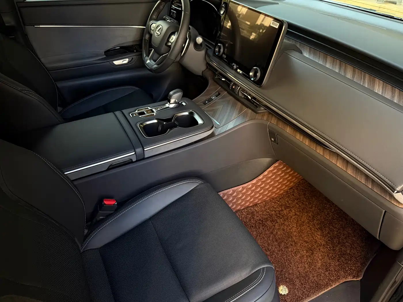Lexus LM 2025 Model 500h Four-Seater Imperial Edition фото 9