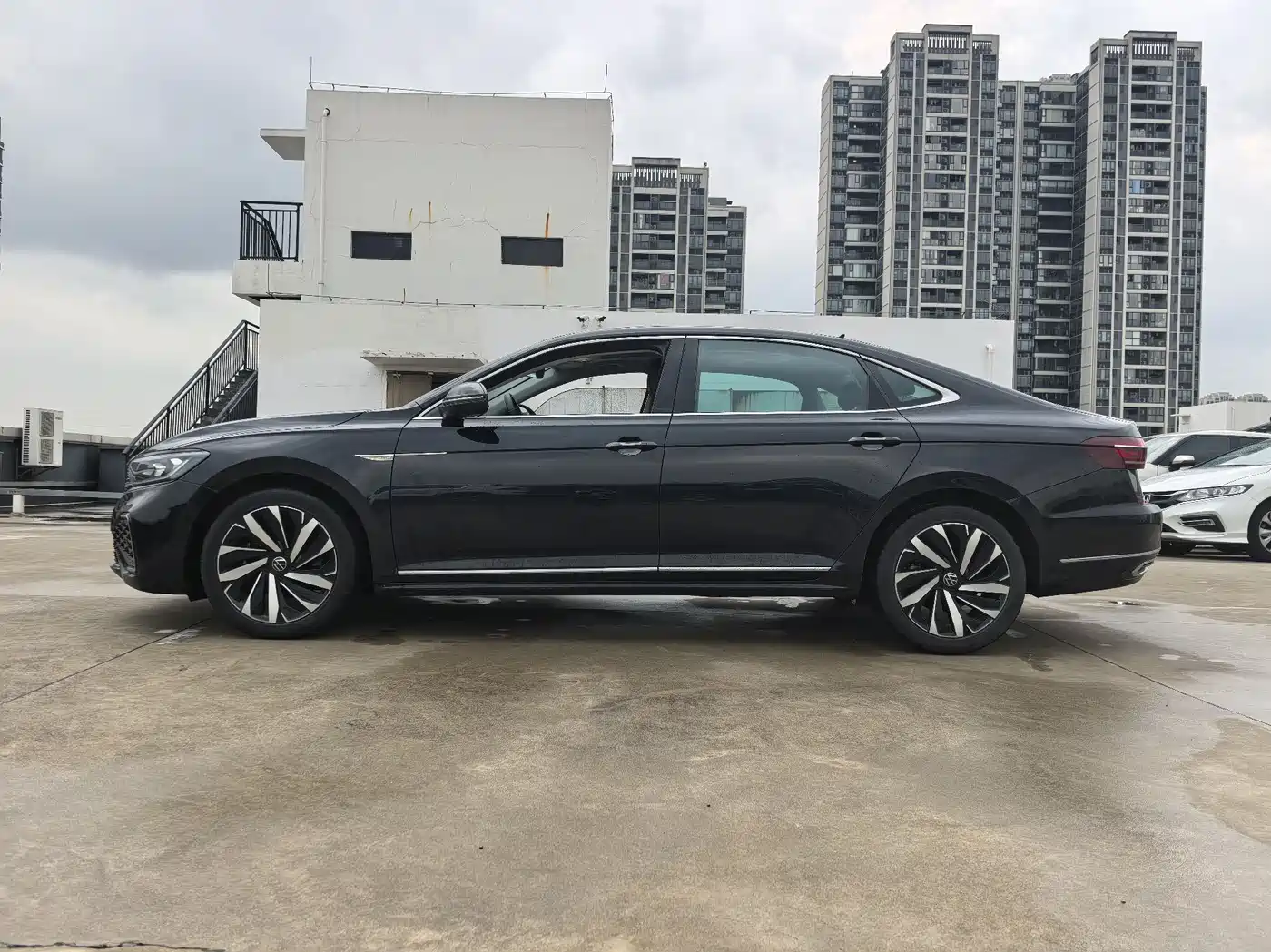 Volkswagen Passat 2022 330TSI Starlight Elite Edition фото 5