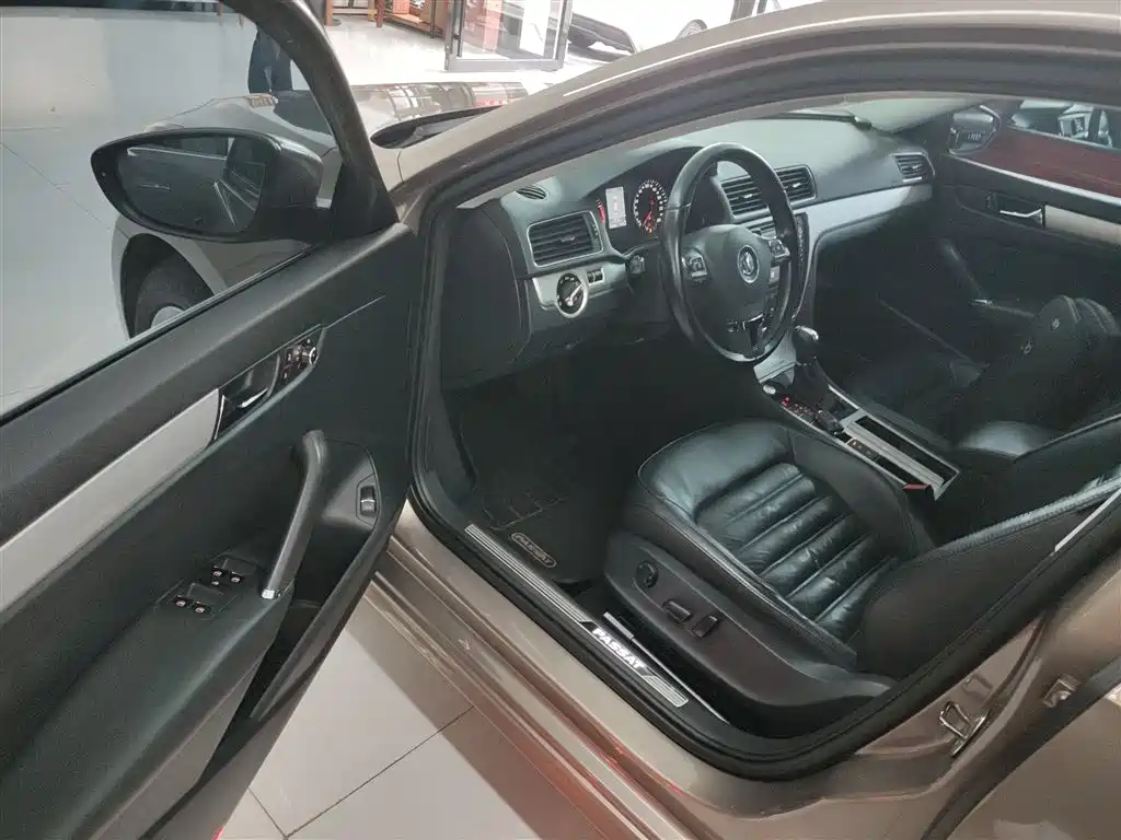 Volkswagen Passat 2014 1.8TSI DSG Executive Edition фото 16