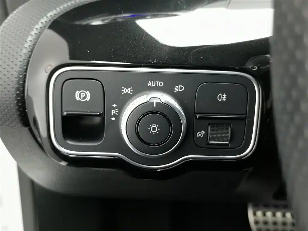 Mercedes-Benz CLA (Import) 2020 CLA 200 фото 21